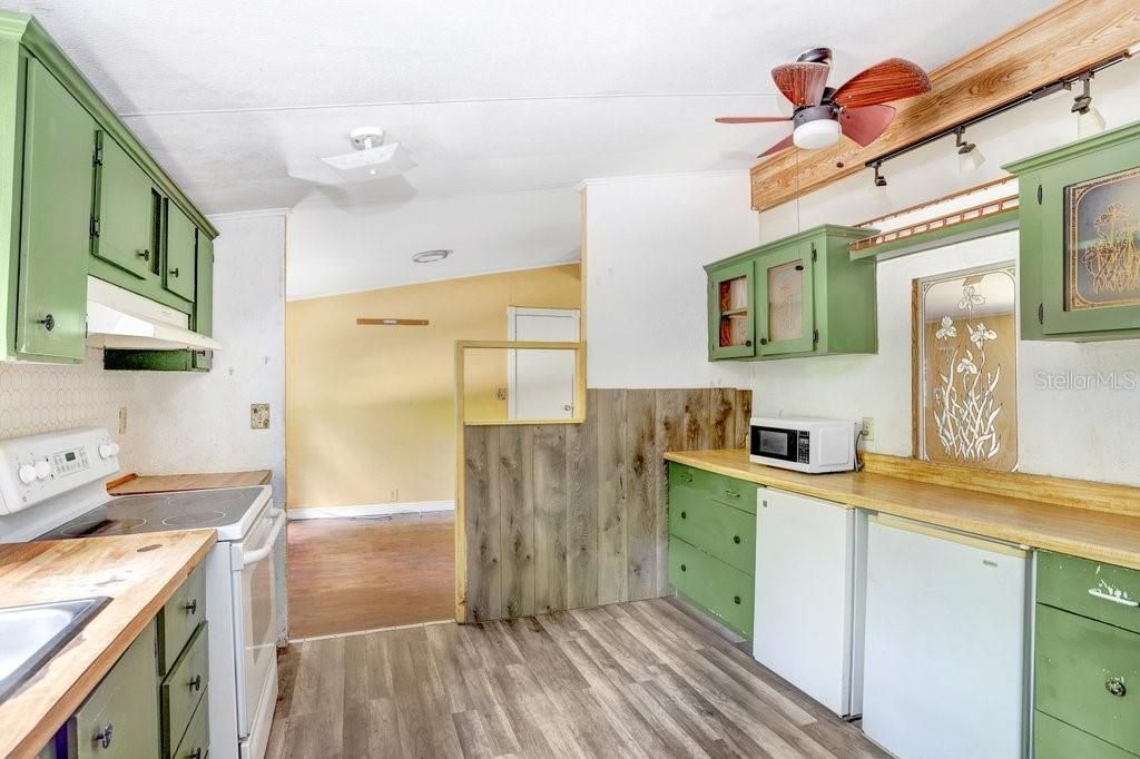 Active With Contract: $160,000 (2 beds, 2 baths, 1225 Square Feet)