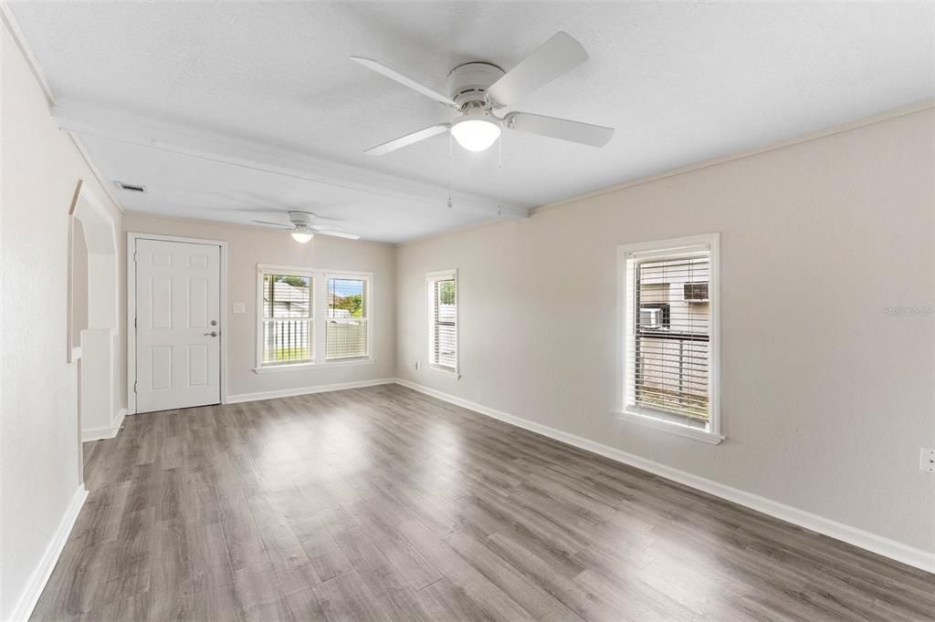 待售: $189,900 (2 贝兹, 1 浴室, 864 平方英尺)