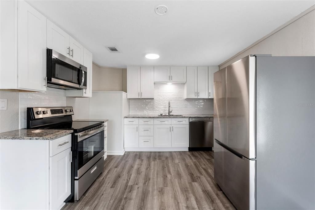 待售: $189,900 (2 贝兹, 1 浴室, 864 平方英尺)