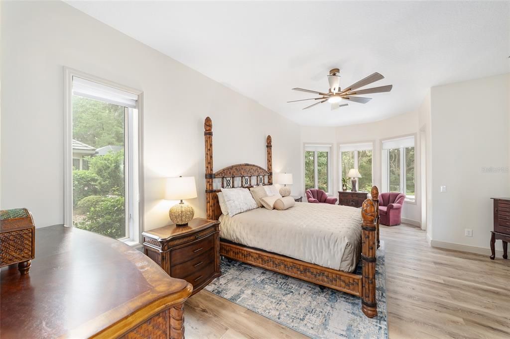 Под контрактом: $687,000 (4 спален, 3 ванн, 2486 Квадратных фут)