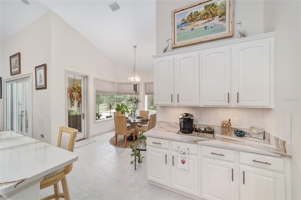 Под контрактом: $687,000 (4 спален, 3 ванн, 2486 Квадратных фут)