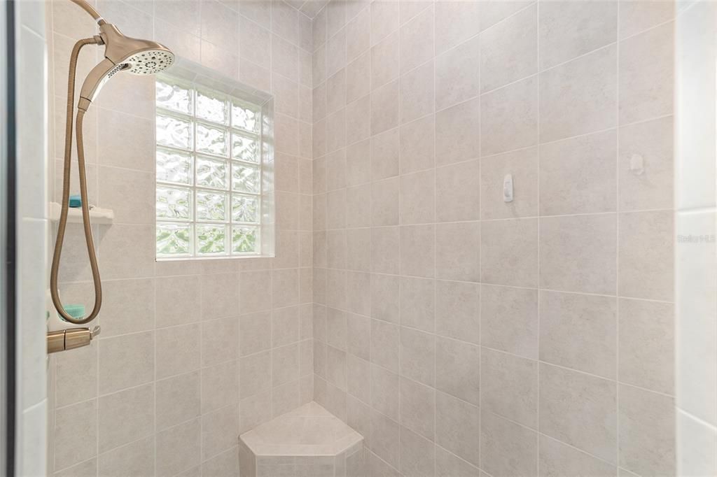 Под контрактом: $687,000 (4 спален, 3 ванн, 2486 Квадратных фут)