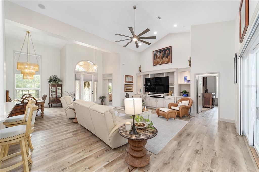 Под контрактом: $687,000 (4 спален, 3 ванн, 2486 Квадратных фут)