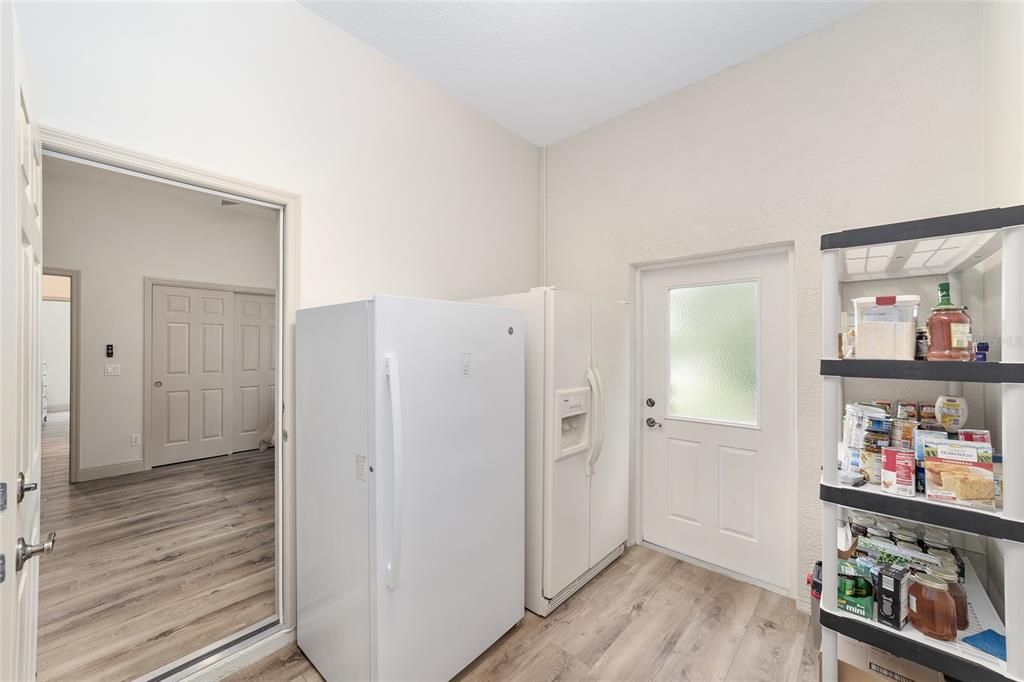 Под контрактом: $687,000 (4 спален, 3 ванн, 2486 Квадратных фут)