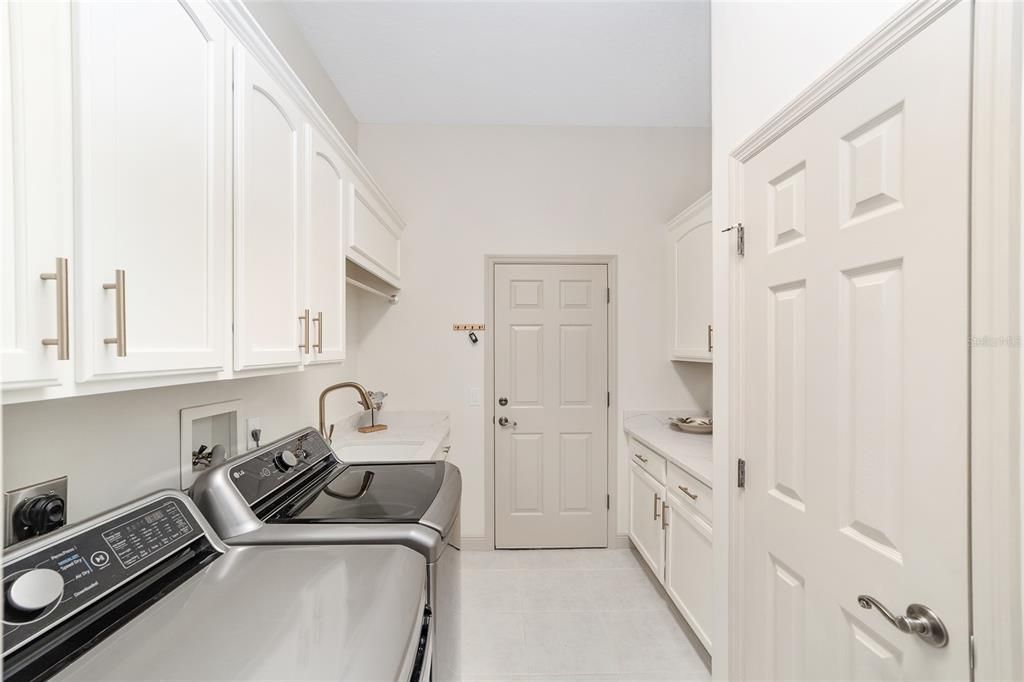 Под контрактом: $687,000 (4 спален, 3 ванн, 2486 Квадратных фут)