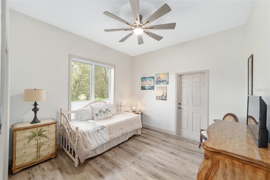 Под контрактом: $687,000 (4 спален, 3 ванн, 2486 Квадратных фут)