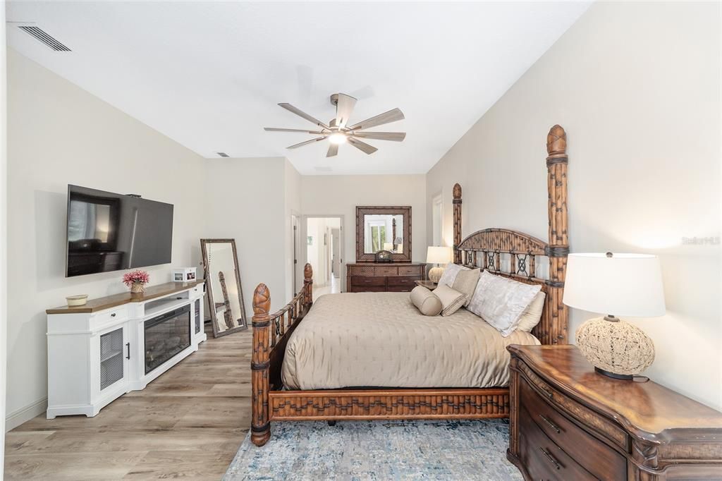 Под контрактом: $687,000 (4 спален, 3 ванн, 2486 Квадратных фут)