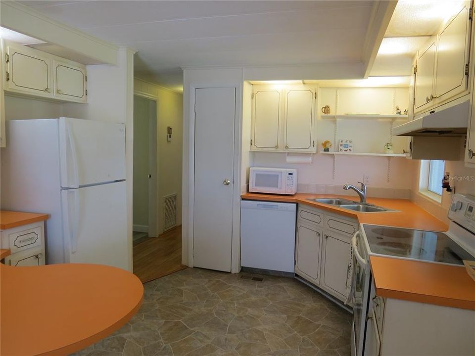 待售: $125,000 (2 贝兹, 2 浴室, 960 平方英尺)