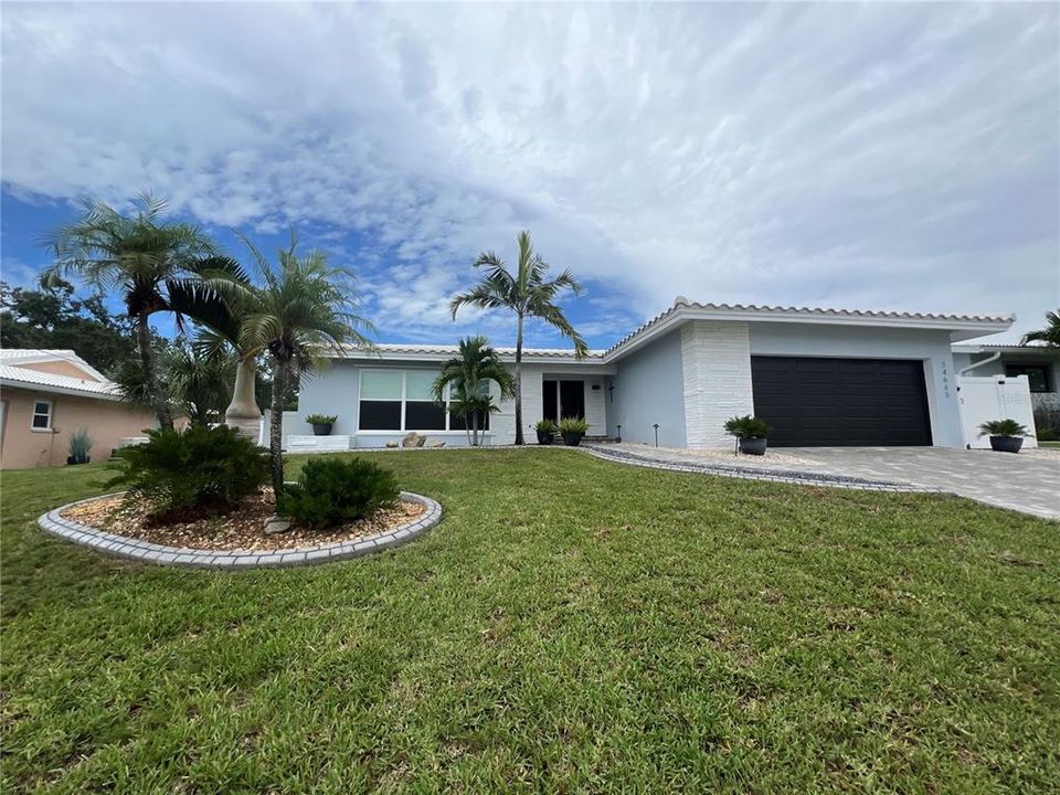 Recently Rented: $3,595 (3 beds, 2 baths, 1990 Square Feet)