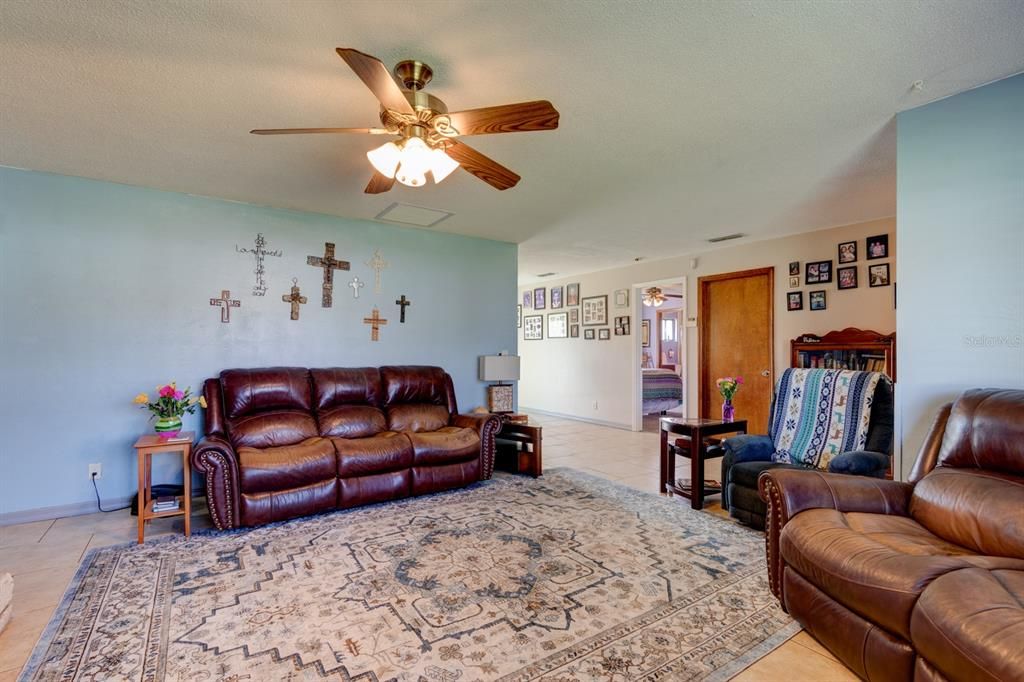 For Sale: $290,000 (3 beds, 2 baths, 1409 Square Feet)