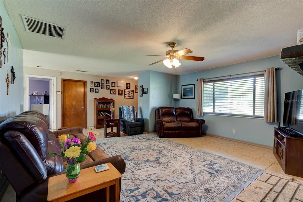 For Sale: $290,000 (3 beds, 2 baths, 1409 Square Feet)