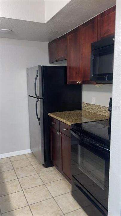 合同活跃: $177,000 (2 贝兹, 2 浴室, 988 平方英尺)