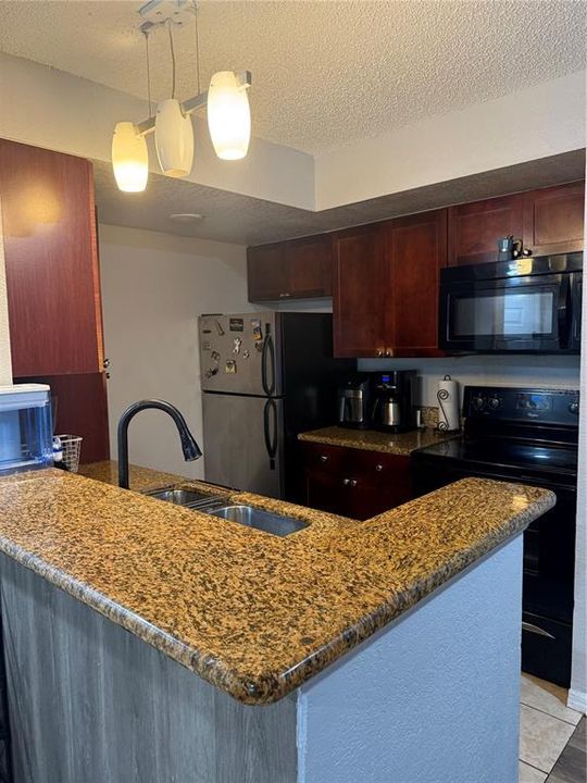 合同活跃: $177,000 (2 贝兹, 2 浴室, 988 平方英尺)