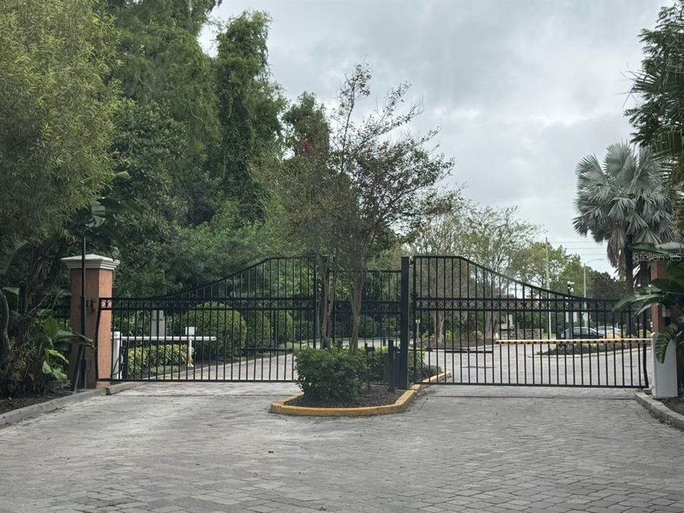 合同活跃: $177,000 (2 贝兹, 2 浴室, 988 平方英尺)