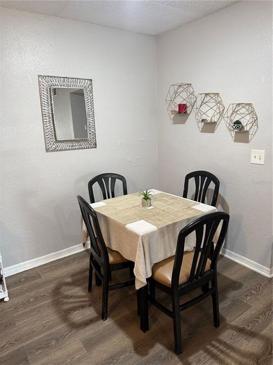 合同活跃: $177,000 (2 贝兹, 2 浴室, 988 平方英尺)