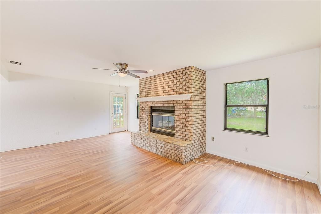 Active With Contract: $345,000 (4 beds, 2 baths, 1875 Square Feet)