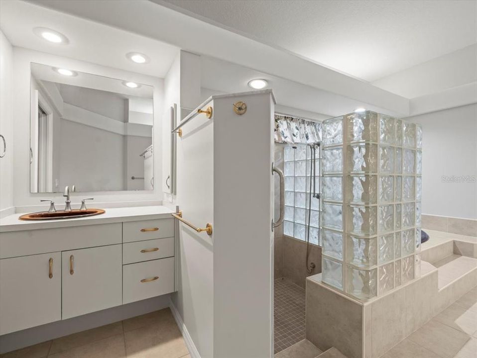 For Sale: $1,600,000 (5 beds, 3 baths, 4275 Square Feet)