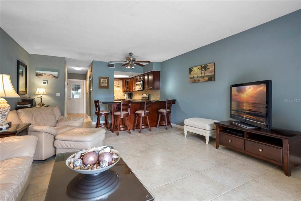 待售: $324,900 (2 贝兹, 2 浴室, 1216 平方英尺)