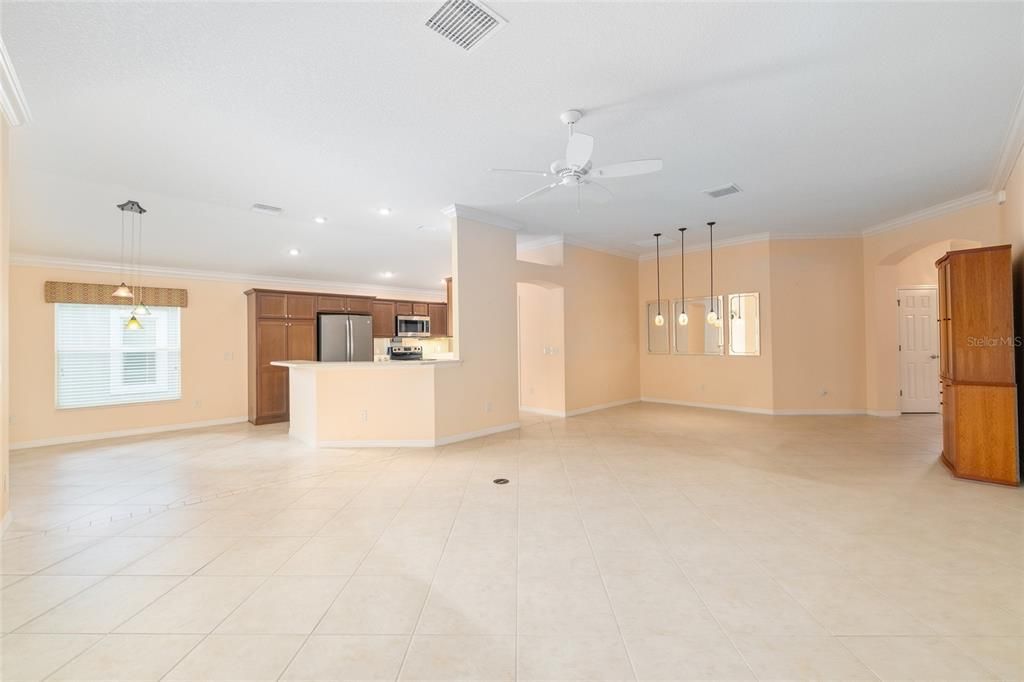 Под контрактом: $539,900 (3 спален, 2 ванн, 2274 Квадратных фут)