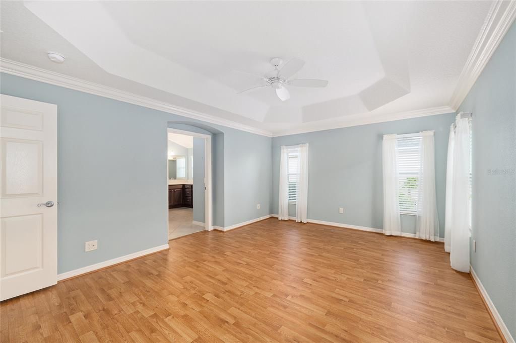 Под контрактом: $539,900 (3 спален, 2 ванн, 2274 Квадратных фут)