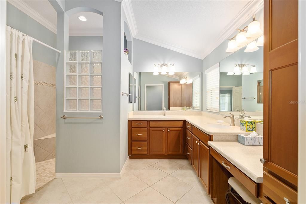 Под контрактом: $539,900 (3 спален, 2 ванн, 2274 Квадратных фут)