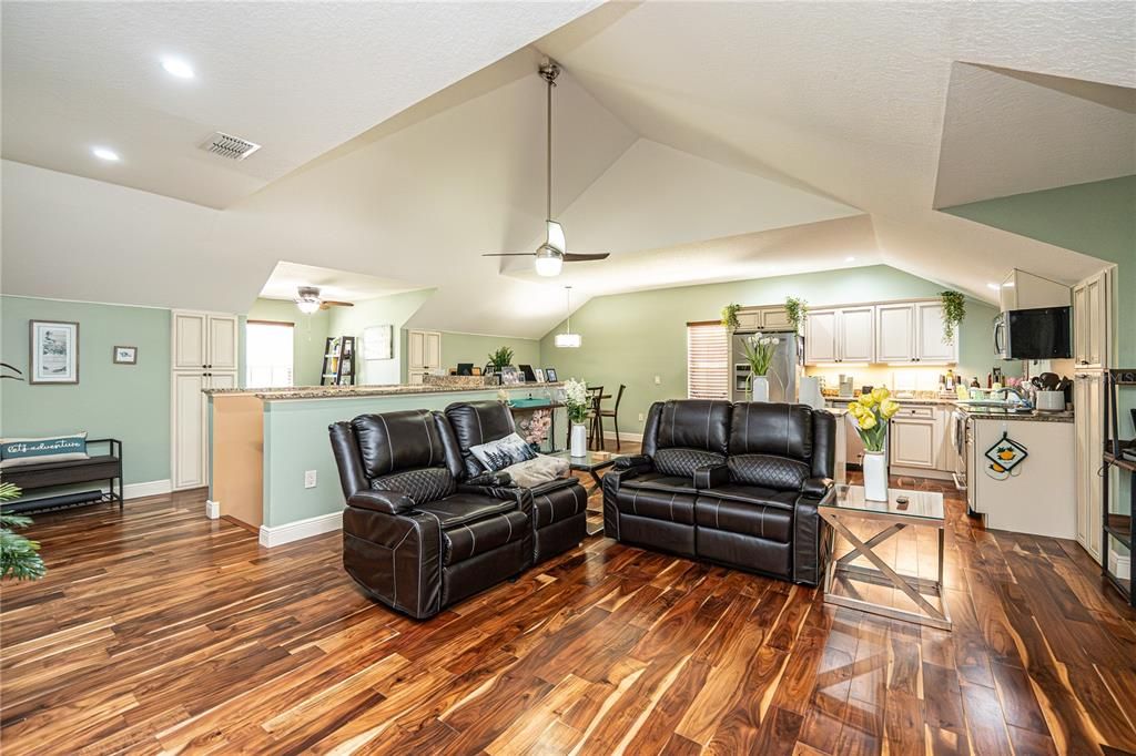 Active With Contract: $1,499,990 (6 beds, 4 baths, 5006 Square Feet)