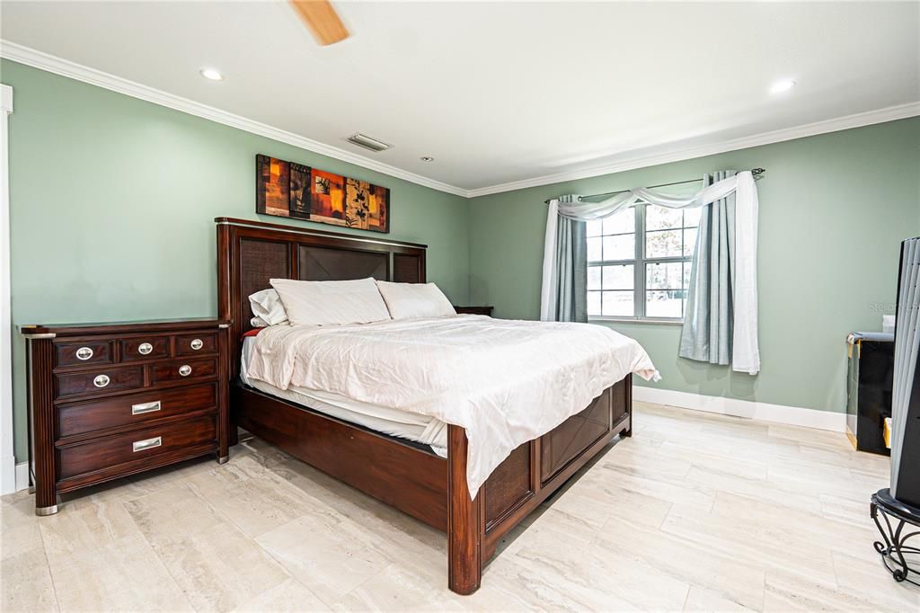 Active With Contract: $1,499,990 (6 beds, 4 baths, 5006 Square Feet)