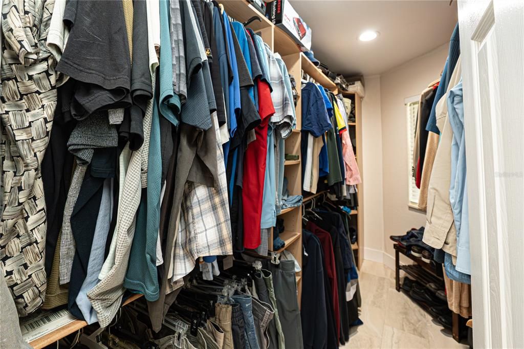 Active With Contract: $1,499,990 (6 beds, 4 baths, 5006 Square Feet)