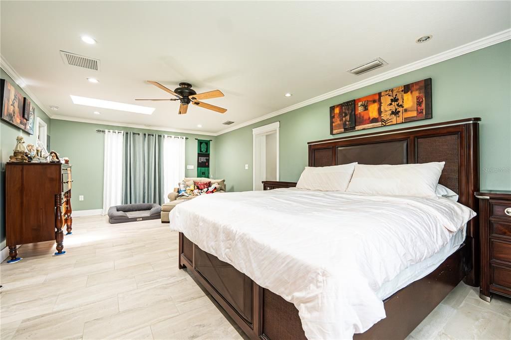 Active With Contract: $1,499,990 (6 beds, 4 baths, 5006 Square Feet)