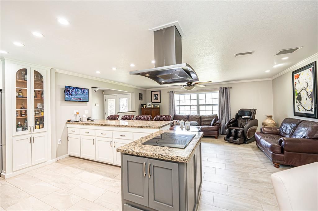 Active With Contract: $1,499,990 (6 beds, 4 baths, 5006 Square Feet)