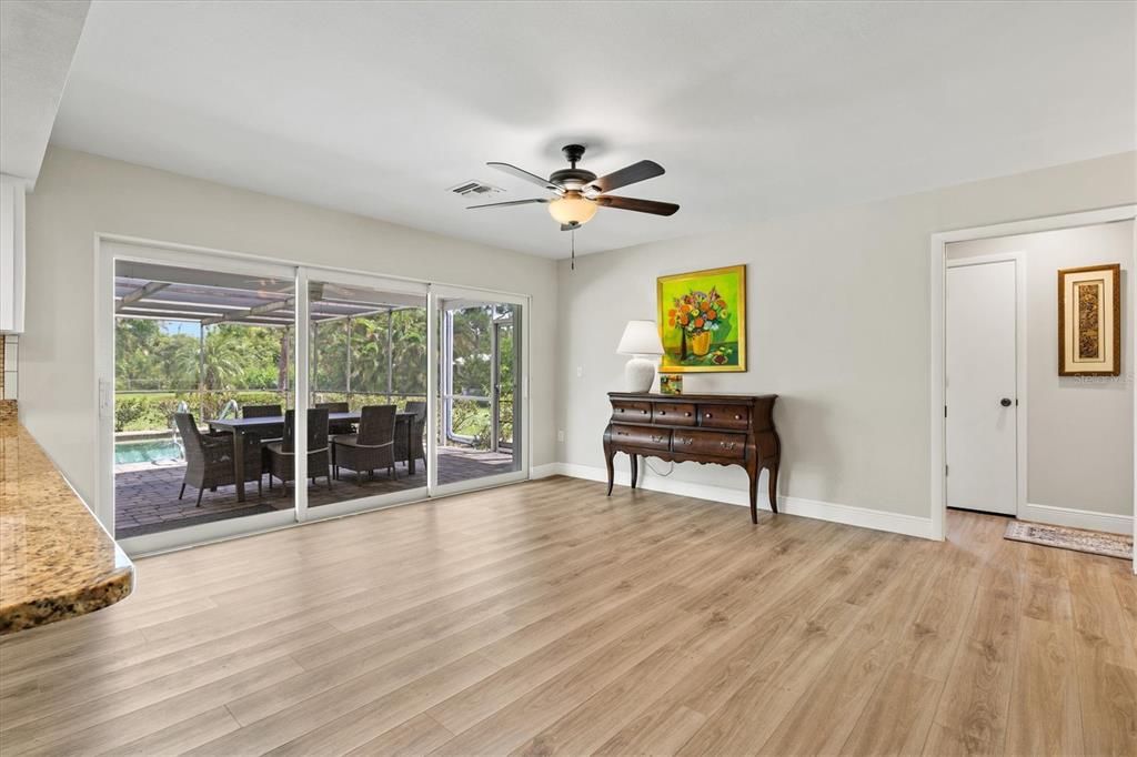 Под контрактом: $575,000 (3 спален, 2 ванн, 1717 Квадратных фут)