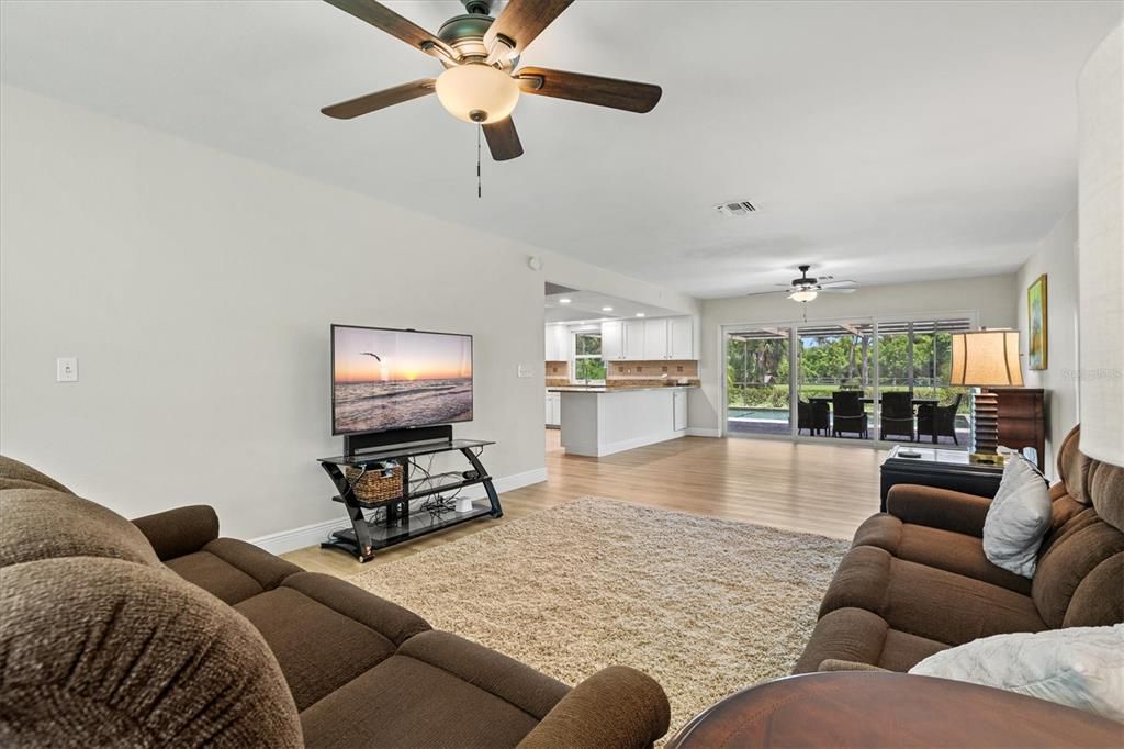 Под контрактом: $575,000 (3 спален, 2 ванн, 1717 Квадратных фут)