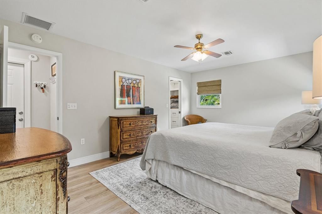 Под контрактом: $575,000 (3 спален, 2 ванн, 1717 Квадратных фут)