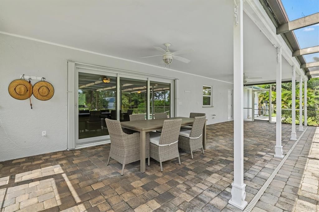 Под контрактом: $575,000 (3 спален, 2 ванн, 1717 Квадратных фут)