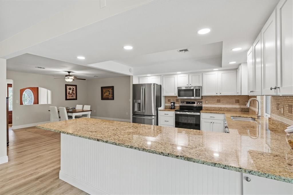 Под контрактом: $575,000 (3 спален, 2 ванн, 1717 Квадратных фут)