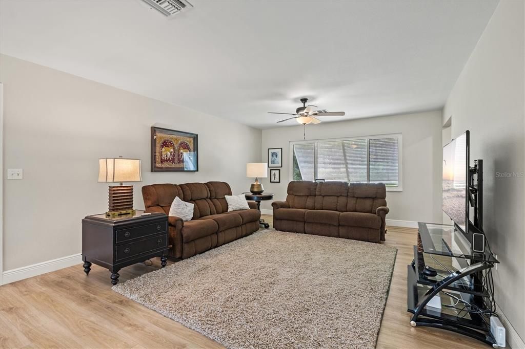 Под контрактом: $575,000 (3 спален, 2 ванн, 1717 Квадратных фут)