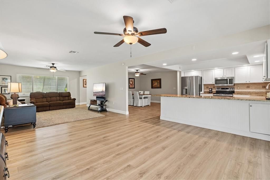 Под контрактом: $575,000 (3 спален, 2 ванн, 1717 Квадратных фут)