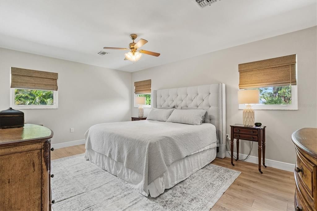 Под контрактом: $575,000 (3 спален, 2 ванн, 1717 Квадратных фут)