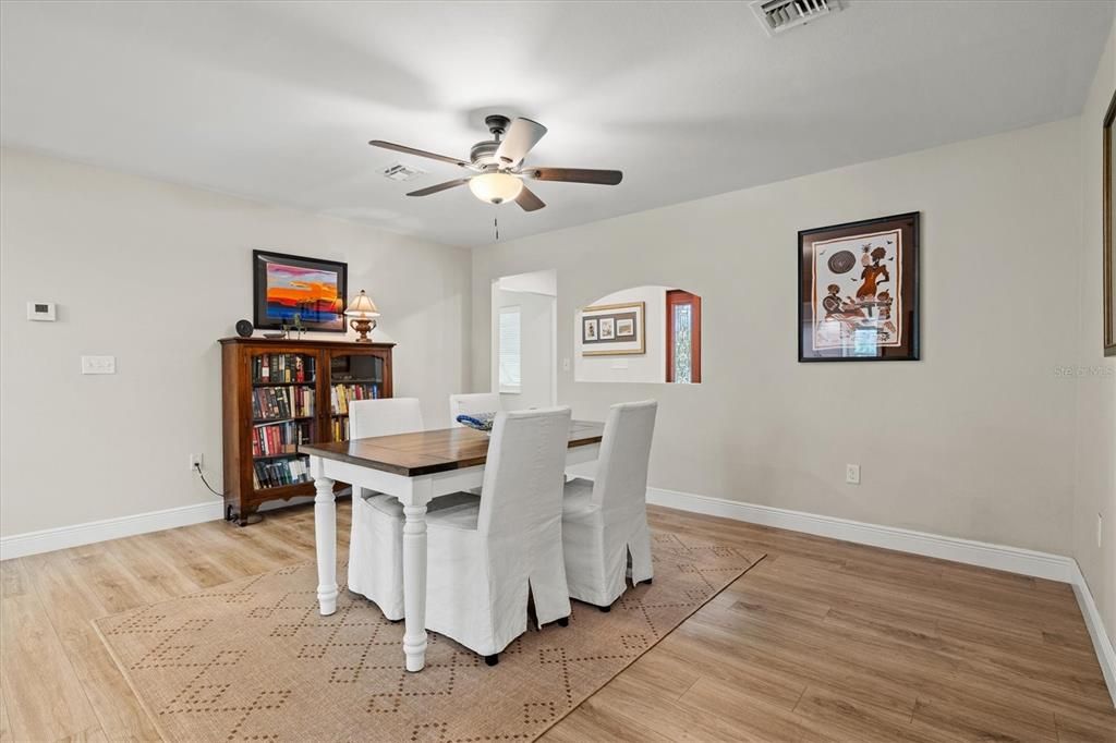 Под контрактом: $575,000 (3 спален, 2 ванн, 1717 Квадратных фут)