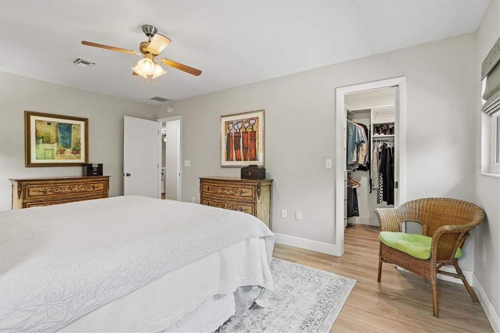 Под контрактом: $575,000 (3 спален, 2 ванн, 1717 Квадратных фут)