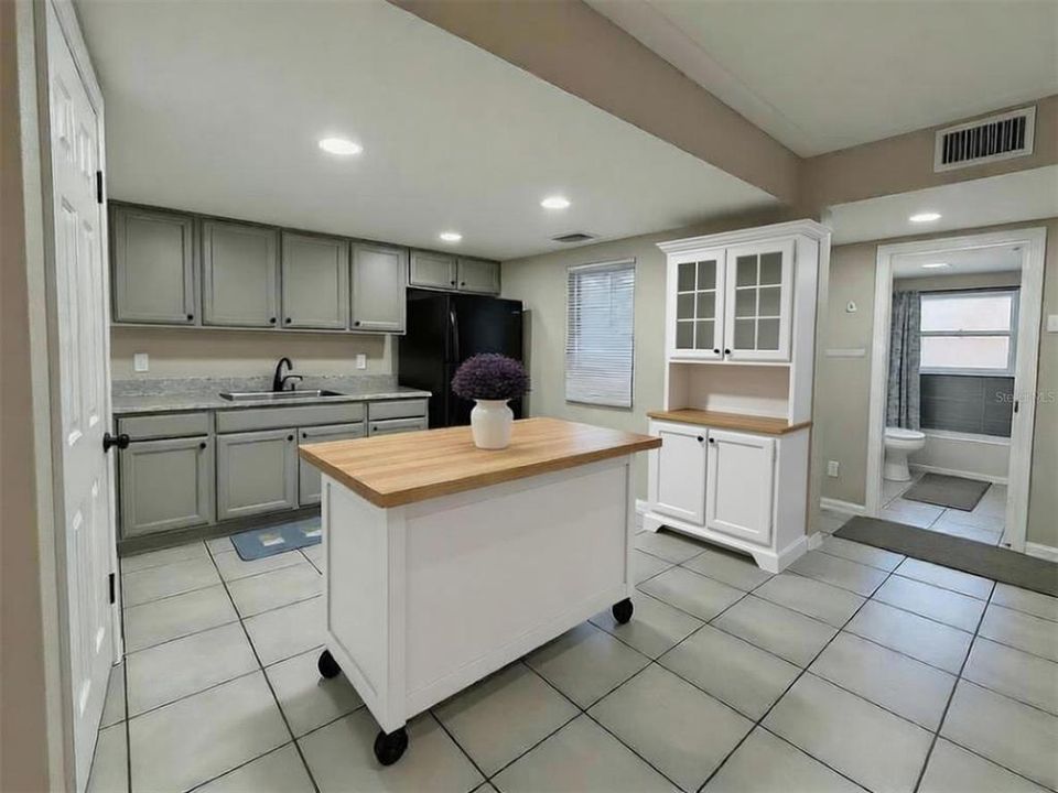 待售: $125,000 (2 贝兹, 2 浴室, 885 平方英尺)