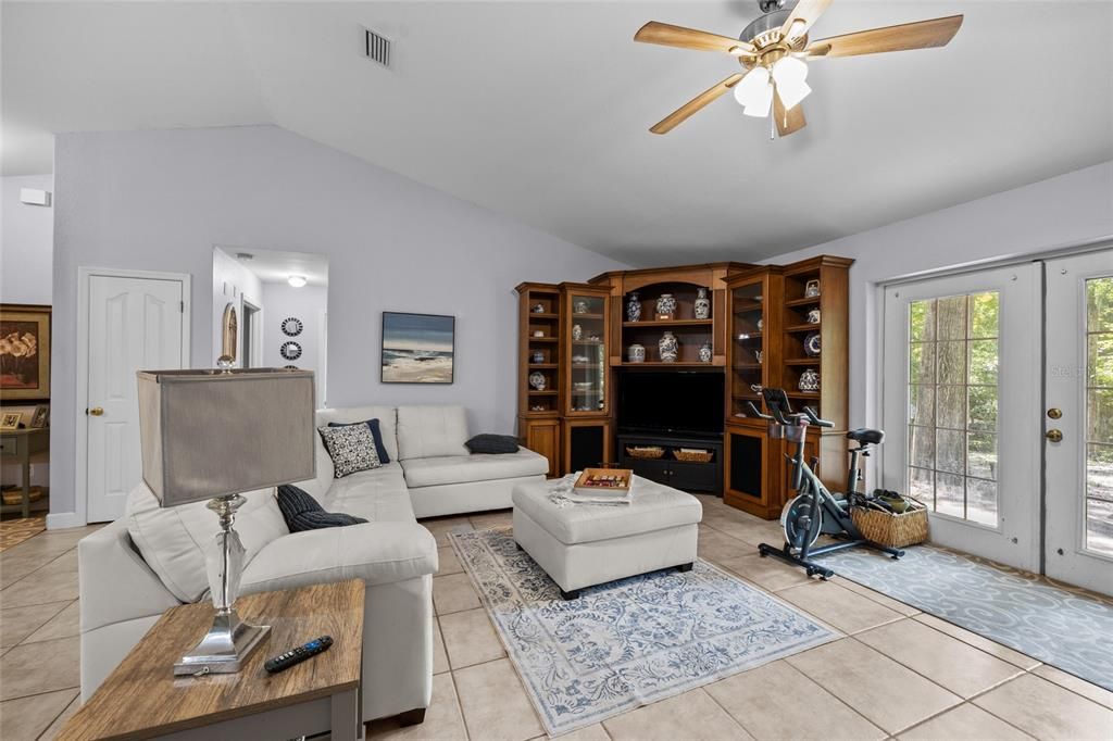 Под контрактом: $320,000 (3 спален, 2 ванн, 1612 Квадратных фут)