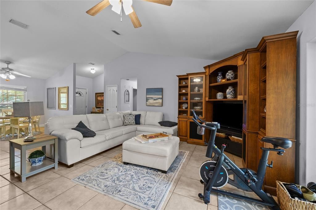 Под контрактом: $320,000 (3 спален, 2 ванн, 1612 Квадратных фут)