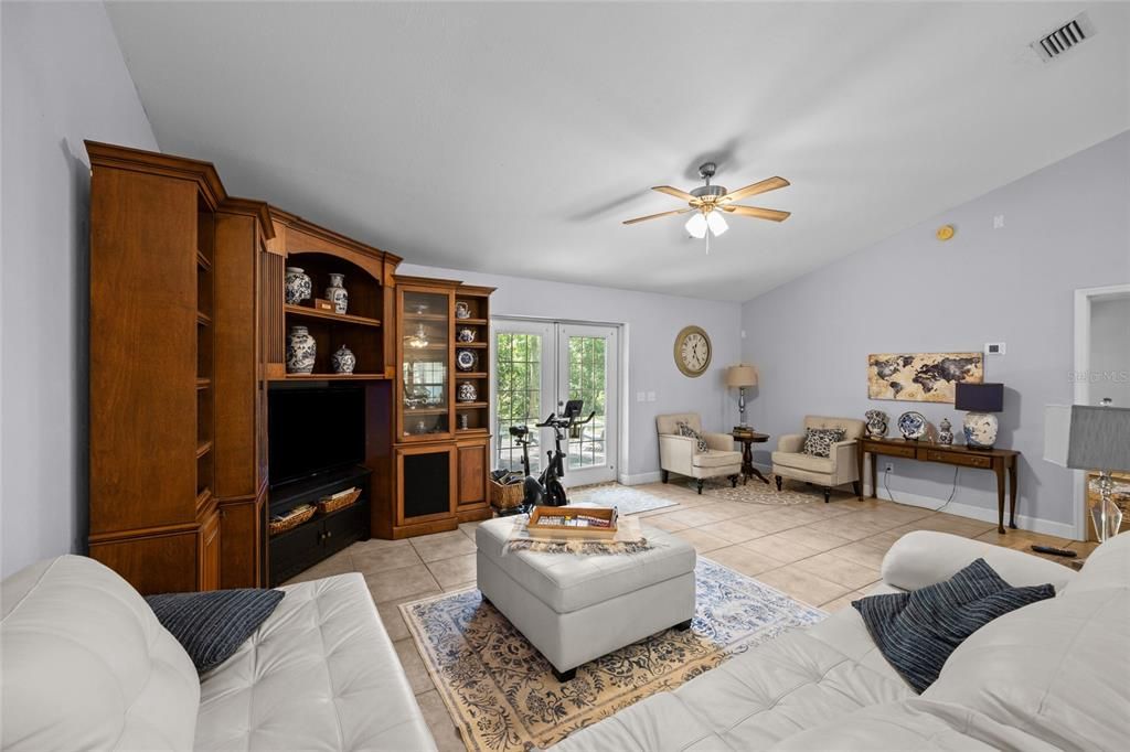 Под контрактом: $320,000 (3 спален, 2 ванн, 1612 Квадратных фут)