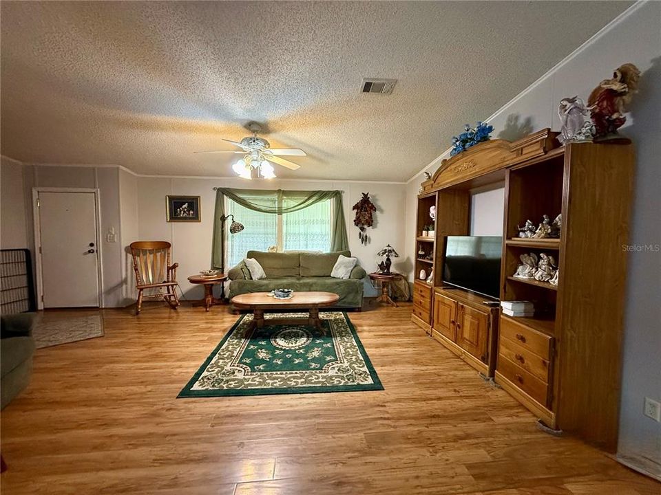 For Sale: $190,000 (3 beds, 2 baths, 1404 Square Feet)