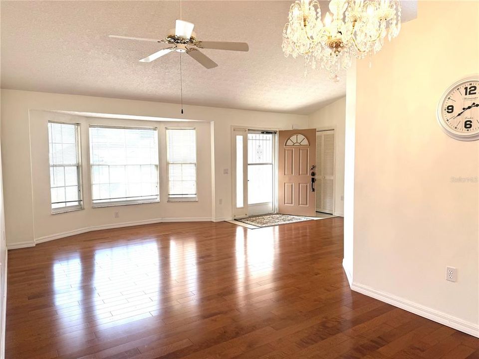 Activo con contrato: $240,000 (3 camas, 2 baños, 1755 Pies cuadrados)