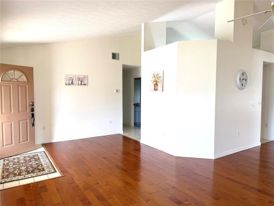 Activo con contrato: $240,000 (3 camas, 2 baños, 1755 Pies cuadrados)