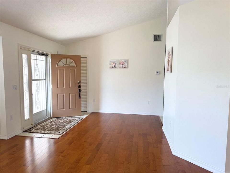 Activo con contrato: $240,000 (3 camas, 2 baños, 1755 Pies cuadrados)