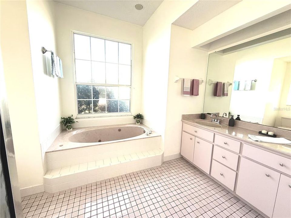 Activo con contrato: $240,000 (3 camas, 2 baños, 1755 Pies cuadrados)