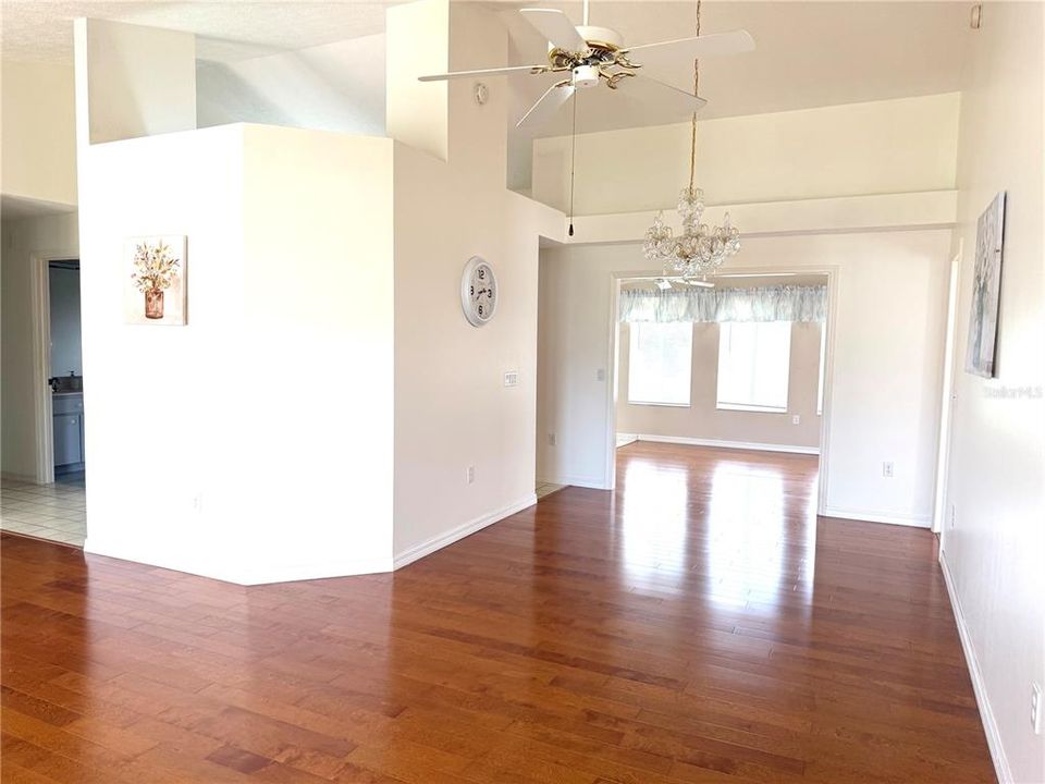 Activo con contrato: $240,000 (3 camas, 2 baños, 1755 Pies cuadrados)